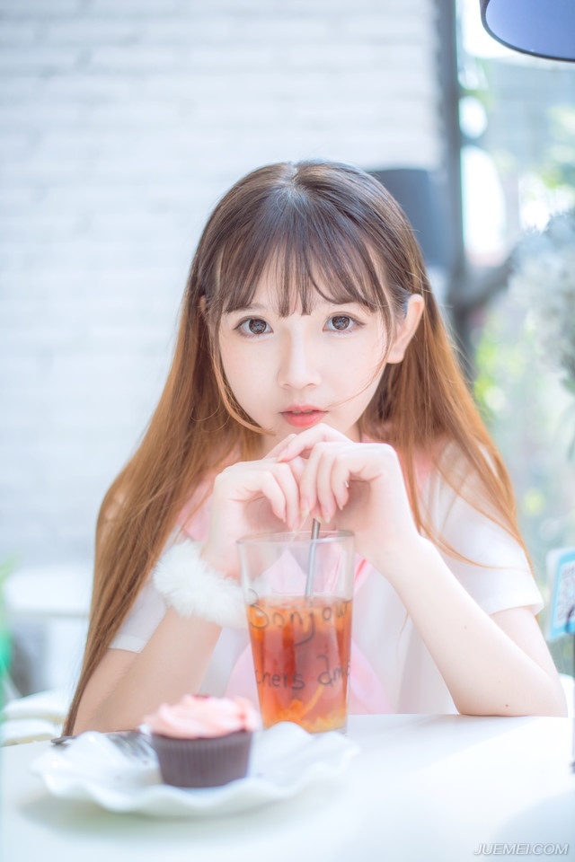 一簇簇箭雨从四面八方射过来，对方人数明明还不如陈到这边多，却偏偏让人有种四面皆敌的感受，许多战士慌乱迎敌，却根本抓不到对方的影子，只是片刻，陈到的船队便被冲的七零八落，根本无法组织起有效的反抗，只能眼睁睁看着对方不断将自己的兵马分割出去，然后一点点蚕食，却无可奈何。